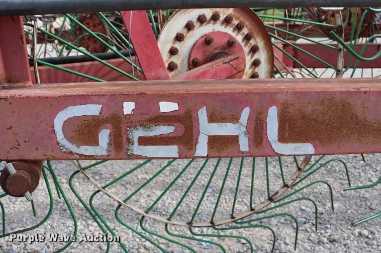 image for item DD4260 Gehl hay rake
