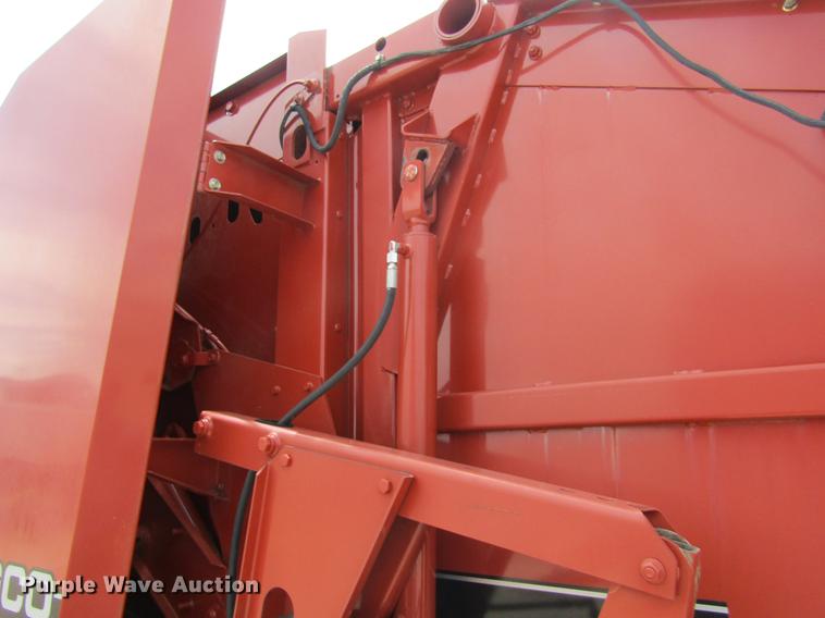 image for item DD5671 2009 Hesston 5556A round baler