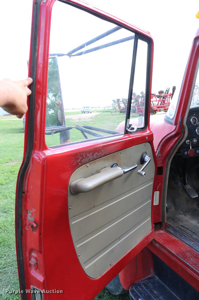 image for item DD8788 1970 International Loadstar 1600 grain truck