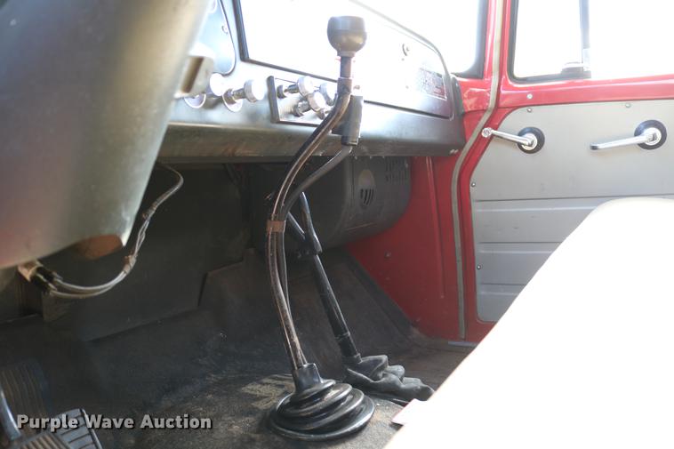 image for item DD8788 1970 International Loadstar 1600 grain truck