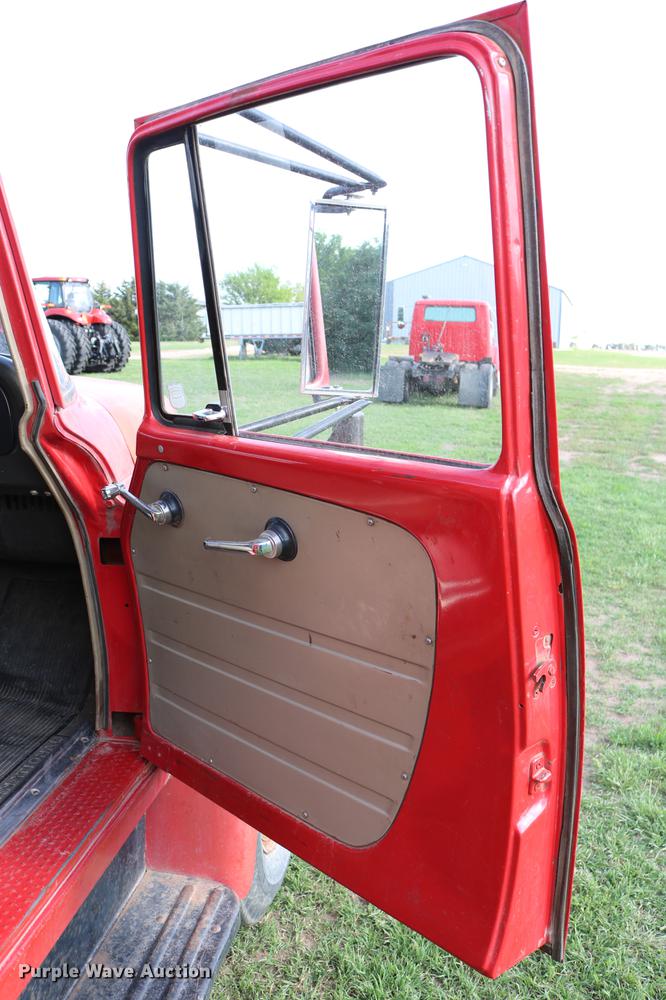 image for item DD8788 1970 International Loadstar 1600 grain truck