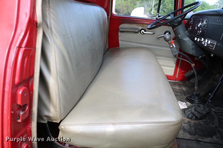 image for item DD8788 1970 International Loadstar 1600 grain truck