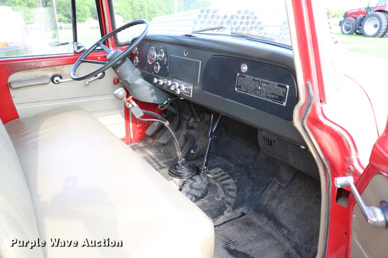 image for item DD8788 1970 International Loadstar 1600 grain truck