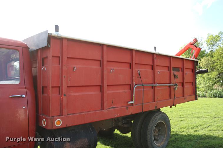 image for item DD8788 1970 International Loadstar 1600 grain truck