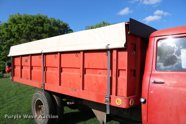 image for item DD8788 1970 International Loadstar 1600 grain truck