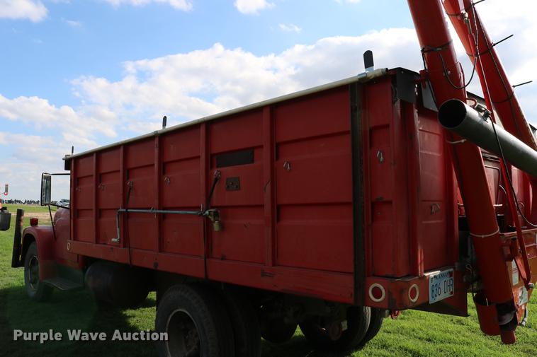 image for item DD8788 1970 International Loadstar 1600 grain truck