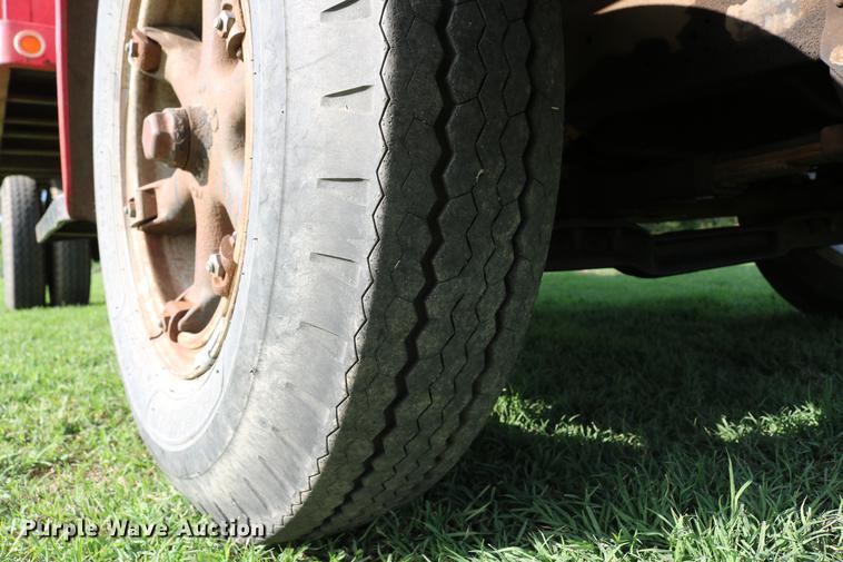 image for item DD8788 1970 International Loadstar 1600 grain truck