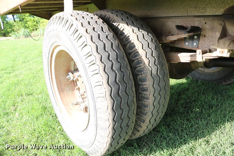 image for item DD8788 1970 International Loadstar 1600 grain truck