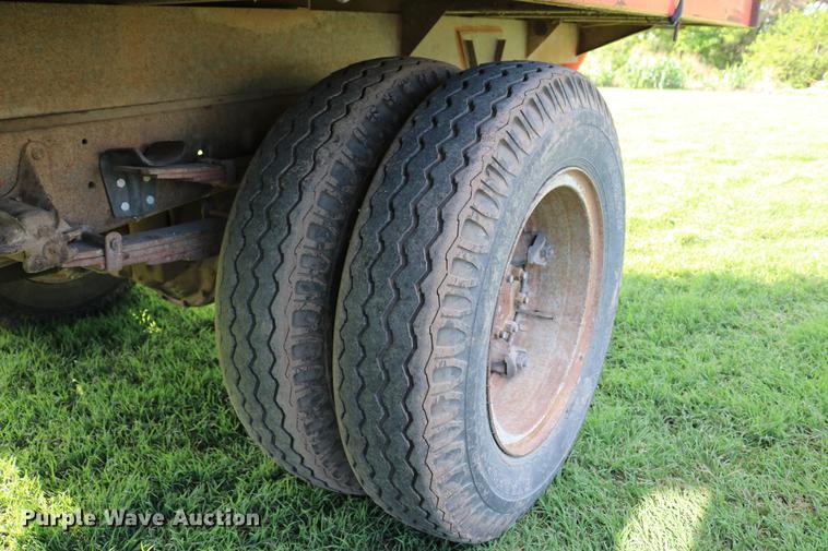 image for item DD8788 1970 International Loadstar 1600 grain truck