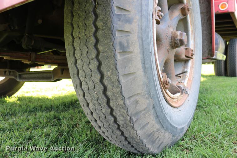 image for item DD8788 1970 International Loadstar 1600 grain truck