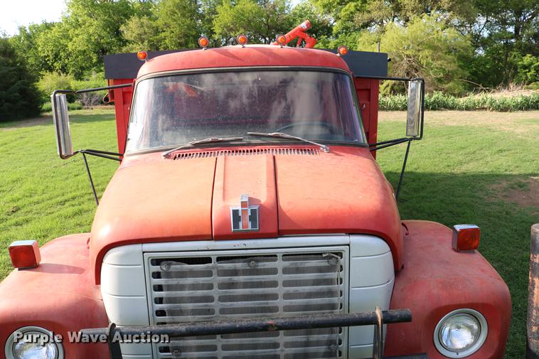image for item DD8788 1970 International Loadstar 1600 grain truck