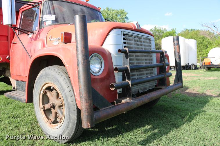 image for item DD8788 1970 International Loadstar 1600 grain truck