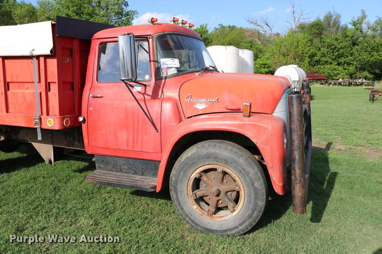 image for item DD8788 1970 International Loadstar 1600 grain truck