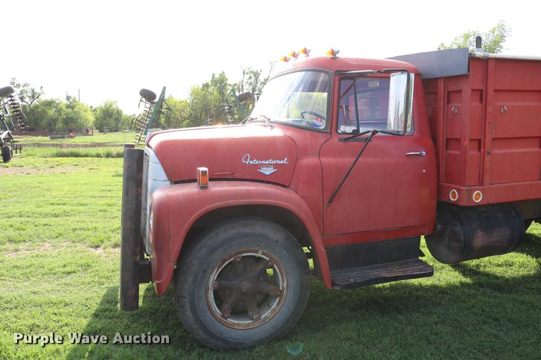 image for item DD8788 1970 International Loadstar 1600 grain truck