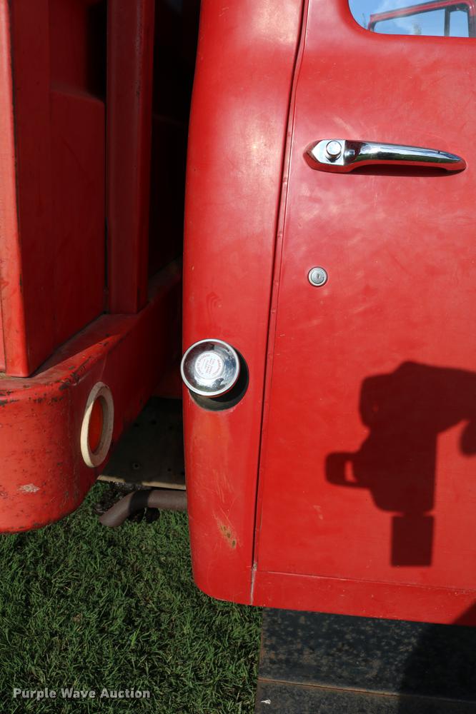 image for item DD8788 1970 International Loadstar 1600 grain truck