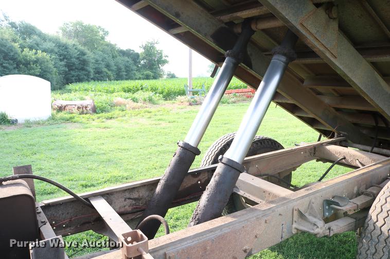 image for item DD8788 1970 International Loadstar 1600 grain truck