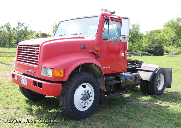 image for item DD8790 1995 International 4900 semi truck