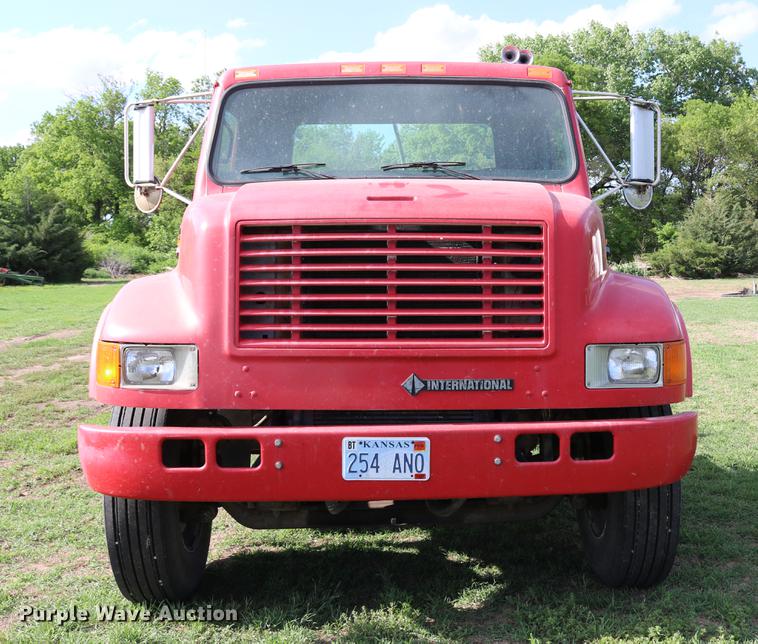image for item DD8790 1995 International 4900 semi truck