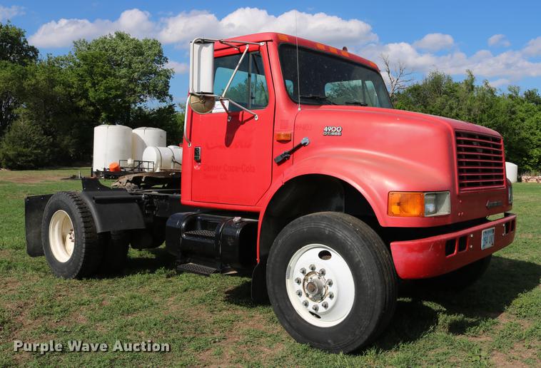 image for item DD8790 1995 International 4900 semi truck