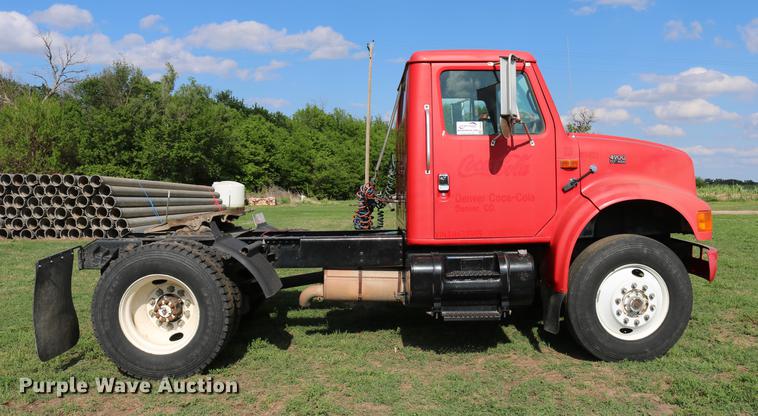 image for item DD8790 1995 International 4900 semi truck