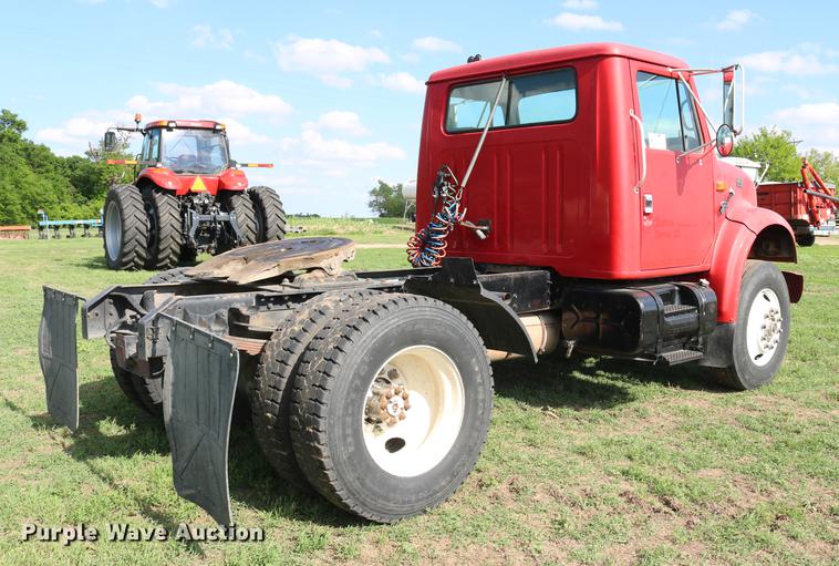 image for item DD8790 1995 International 4900 semi truck