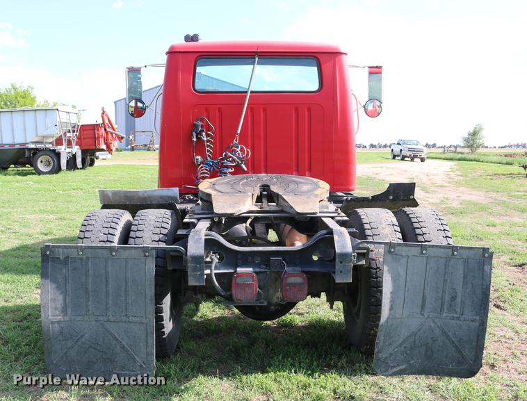 image for item DD8790 1995 International 4900 semi truck