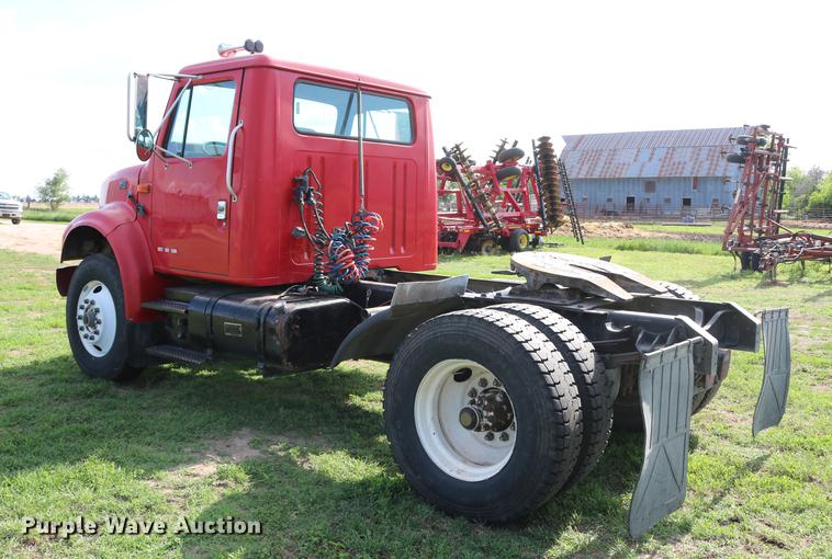 image for item DD8790 1995 International 4900 semi truck