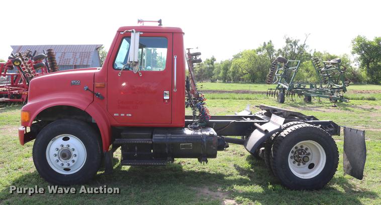 image for item DD8790 1995 International 4900 semi truck
