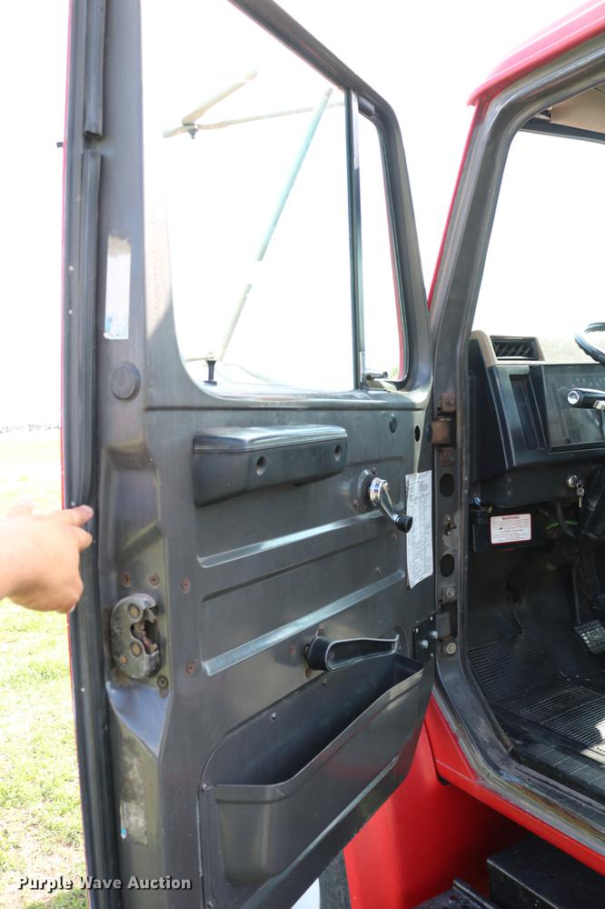 image for item DD8790 1995 International 4900 semi truck