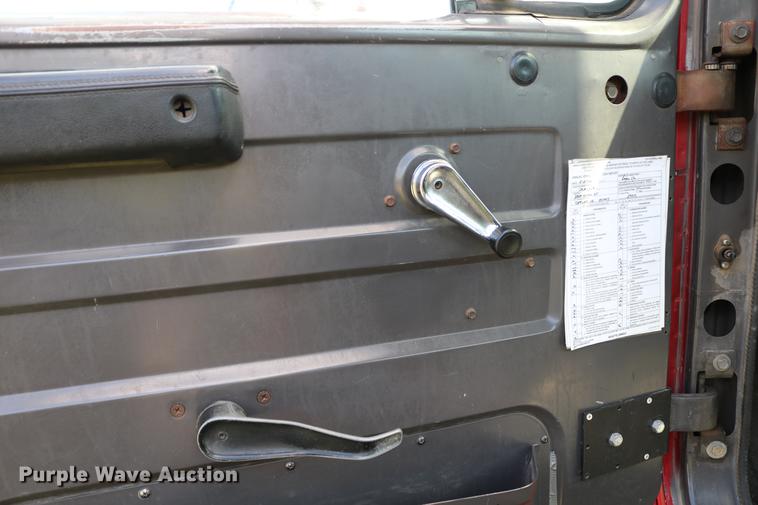 image for item DD8790 1995 International 4900 semi truck