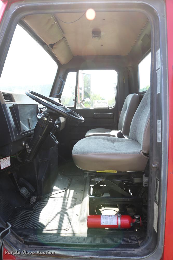 image for item DD8790 1995 International 4900 semi truck