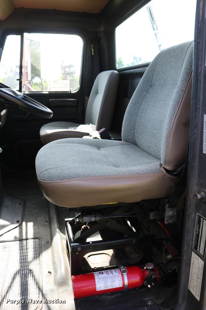 image for item DD8790 1995 International 4900 semi truck