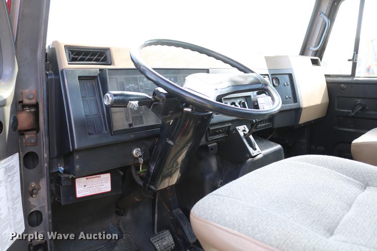 image for item DD8790 1995 International 4900 semi truck