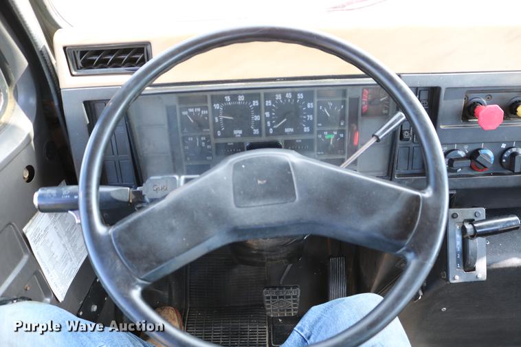 image for item DD8790 1995 International 4900 semi truck