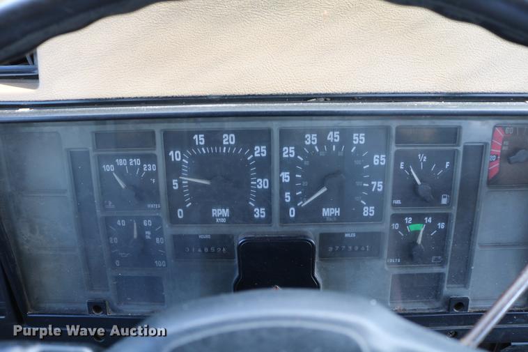 image for item DD8790 1995 International 4900 semi truck