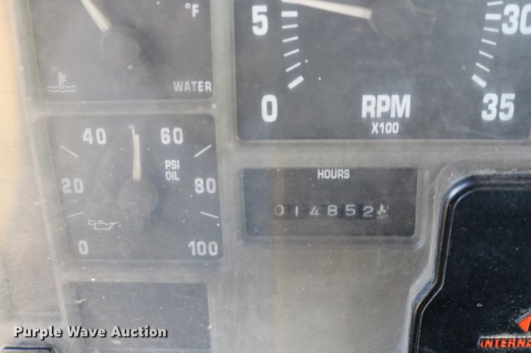 image for item DD8790 1995 International 4900 semi truck