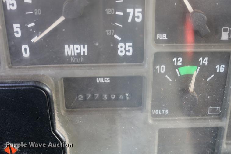 image for item DD8790 1995 International 4900 semi truck