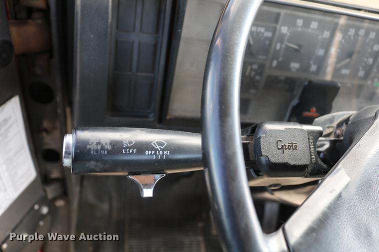 image for item DD8790 1995 International 4900 semi truck