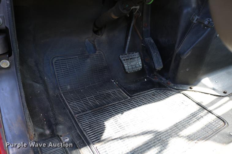 image for item DD8790 1995 International 4900 semi truck