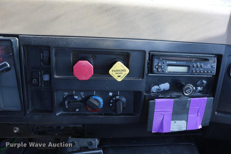 image for item DD8790 1995 International 4900 semi truck