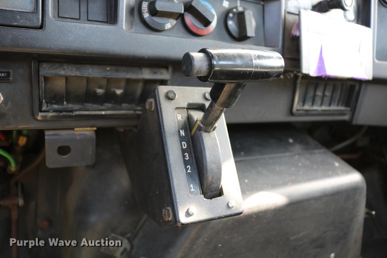 image for item DD8790 1995 International 4900 semi truck