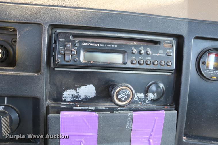 image for item DD8790 1995 International 4900 semi truck