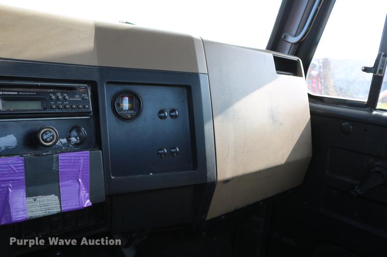 image for item DD8790 1995 International 4900 semi truck