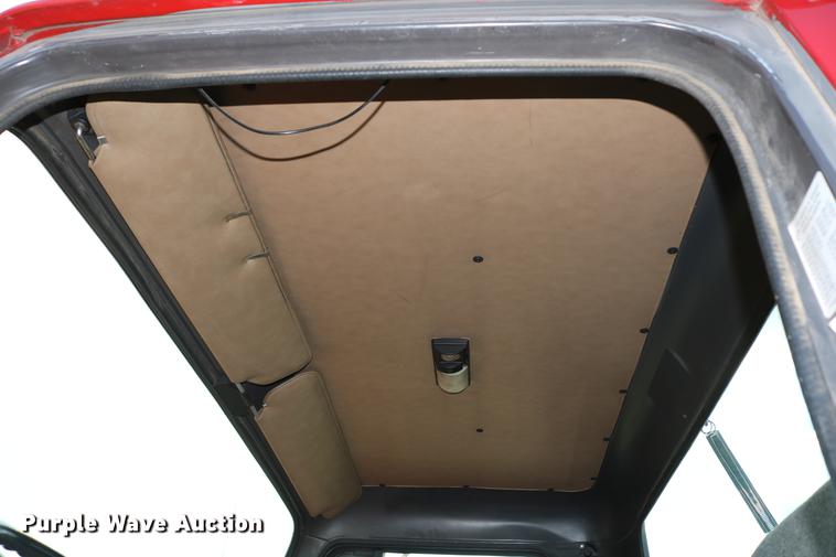 image for item DD8790 1995 International 4900 semi truck