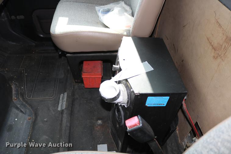 image for item DD8790 1995 International 4900 semi truck