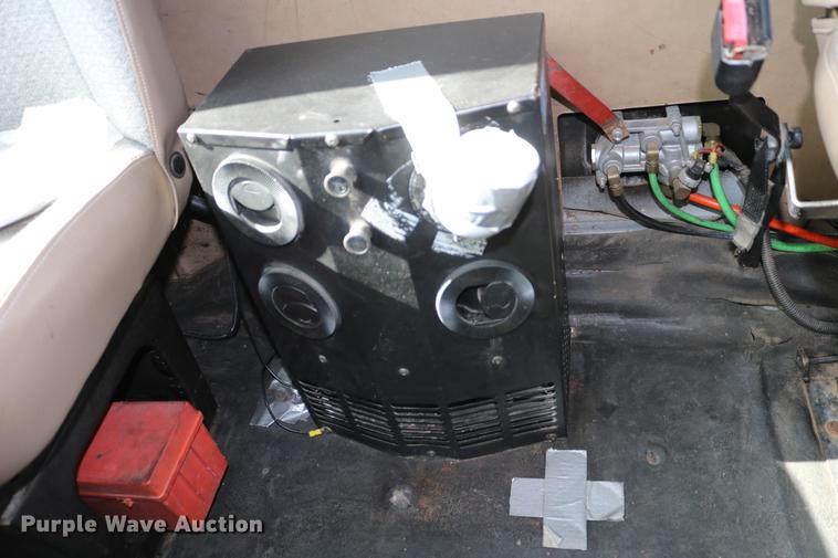 image for item DD8790 1995 International 4900 semi truck