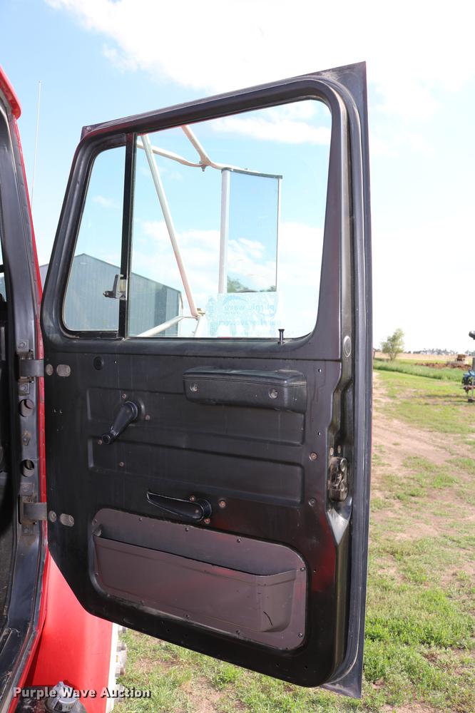 image for item DD8790 1995 International 4900 semi truck