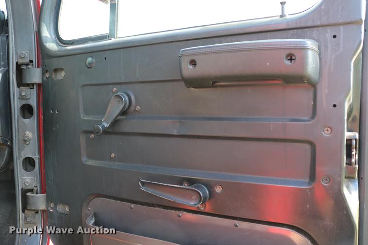 image for item DD8790 1995 International 4900 semi truck