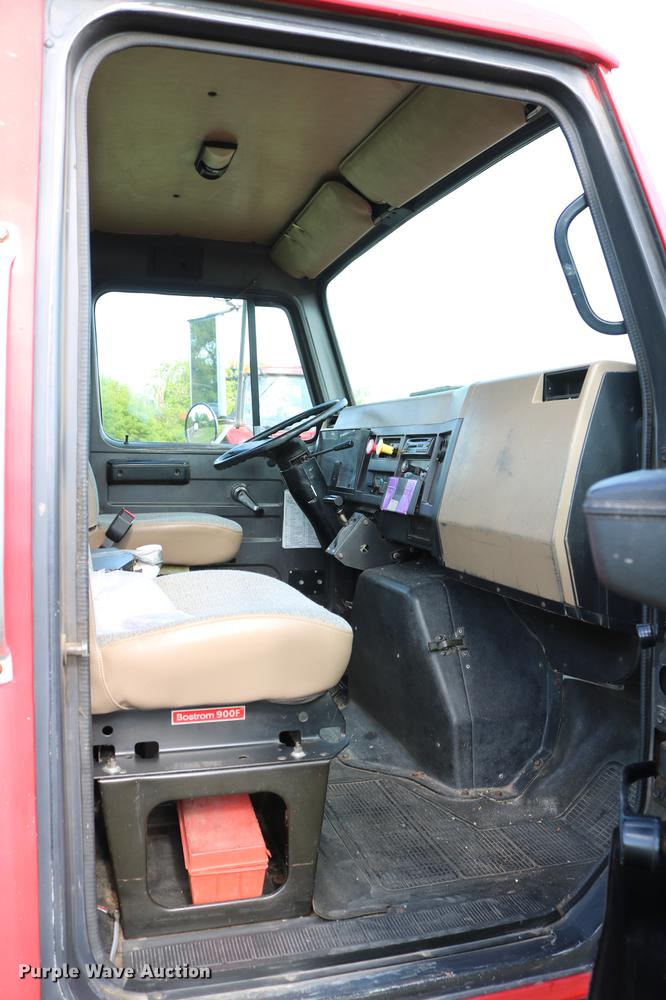 image for item DD8790 1995 International 4900 semi truck