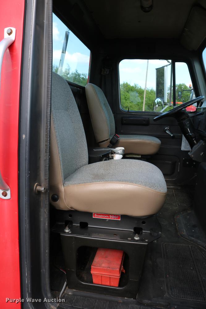 image for item DD8790 1995 International 4900 semi truck